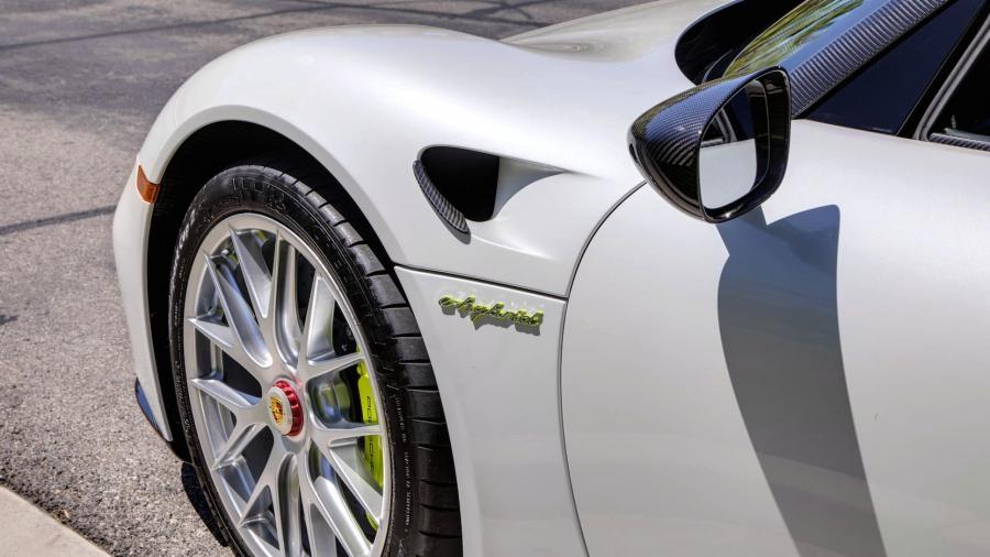 Детали экстерьера Porsche 918 Spyder Weissach Package (472) 2015 года  (фото 19 из 20)